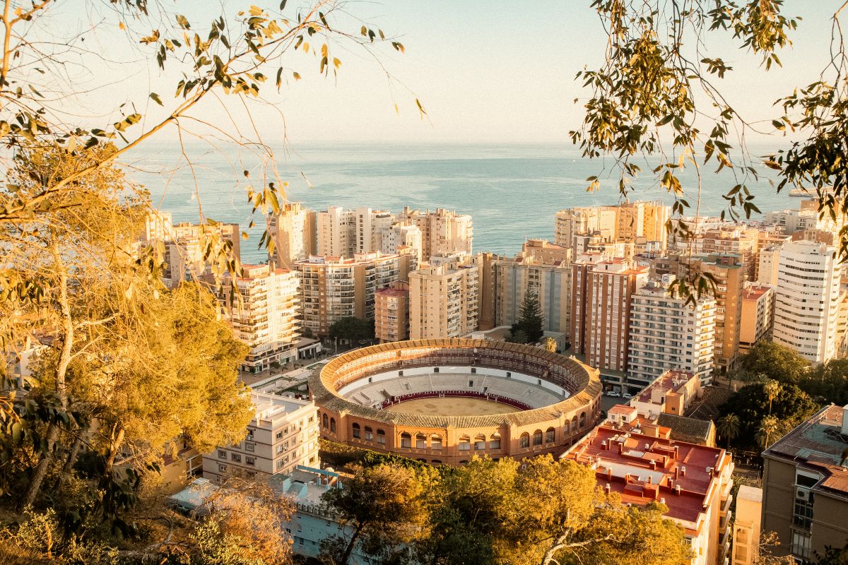 Málaga by med katedral og hav